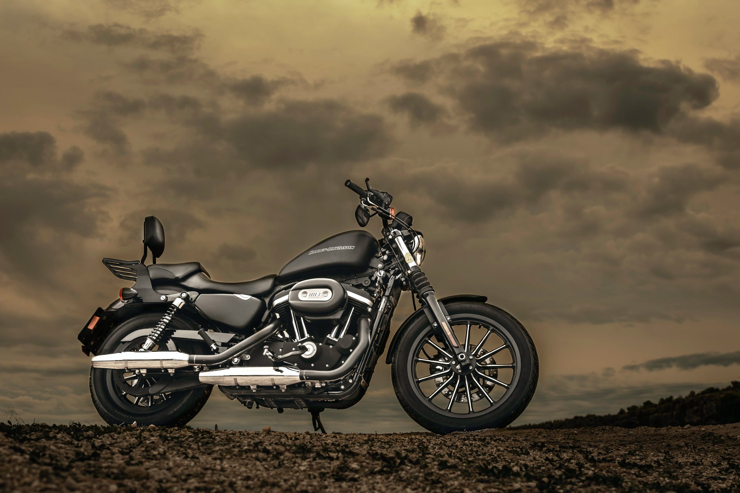 Moto Harley com céu ao fundo