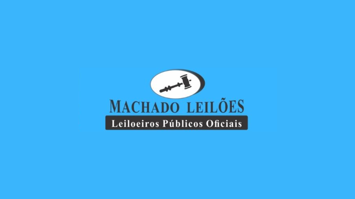 logo Machado Leilões em fundo azul