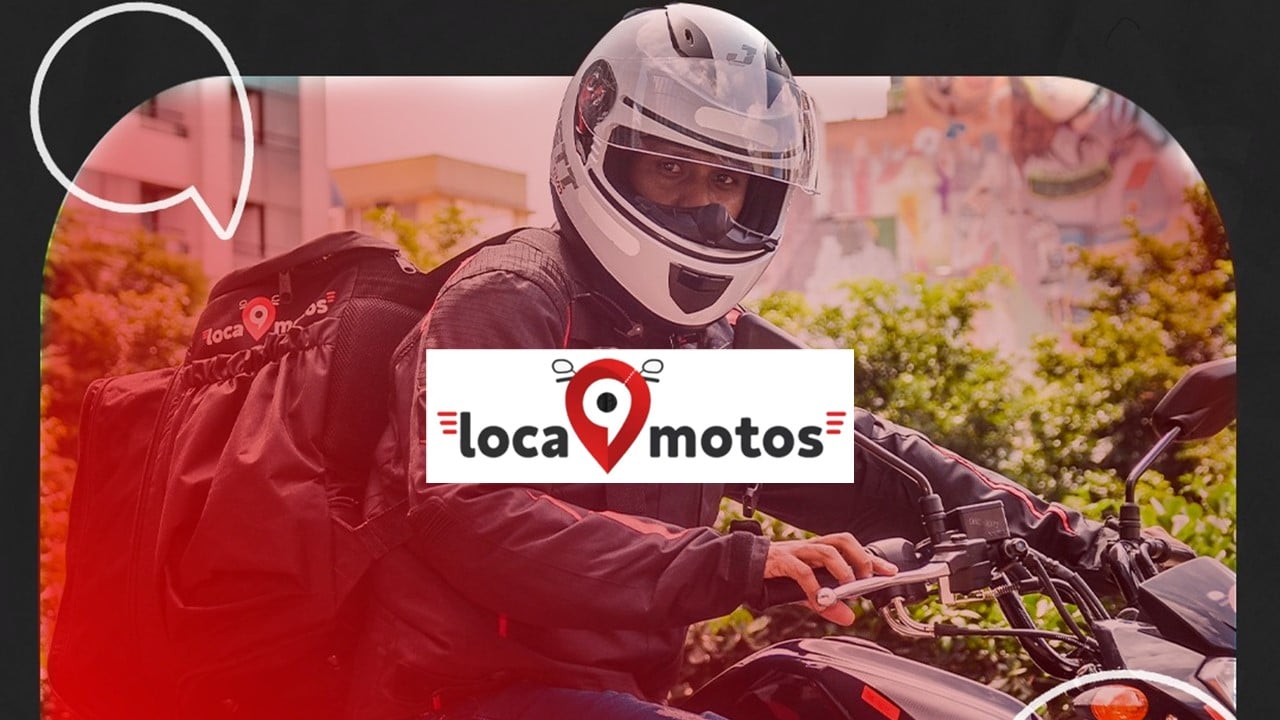 Motoqueiro olhando para câmera sobre a moto