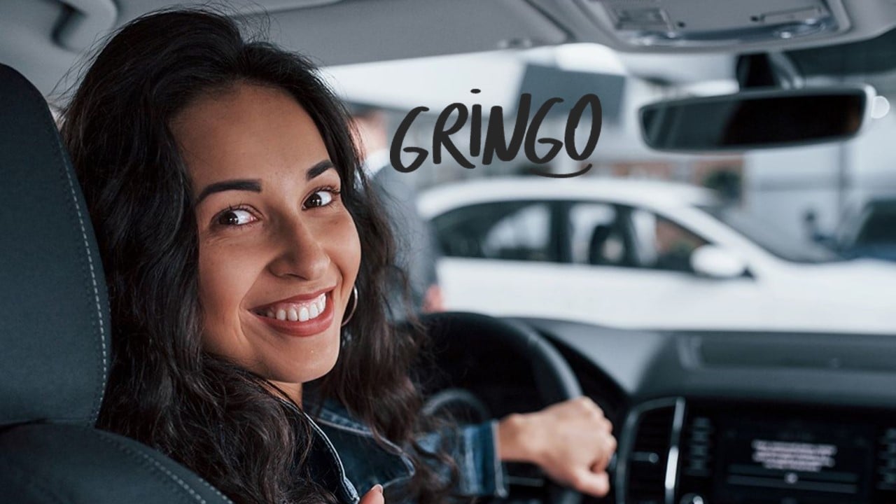 Mulher sorrindo dentro do carro