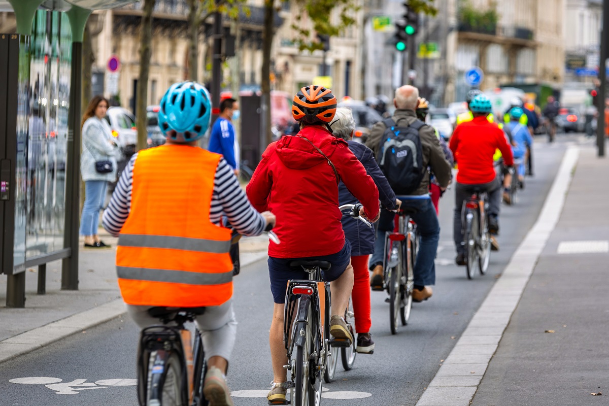 Será que é mais econômico andar de moto ou bicicleta elétrica? Descubra! Fonte: AdobeStock.