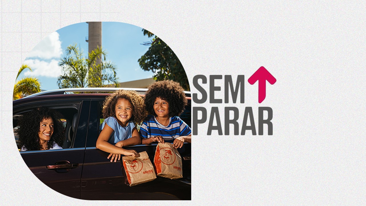 Crianças sorrindo na janela do carro com logo Sem Parar