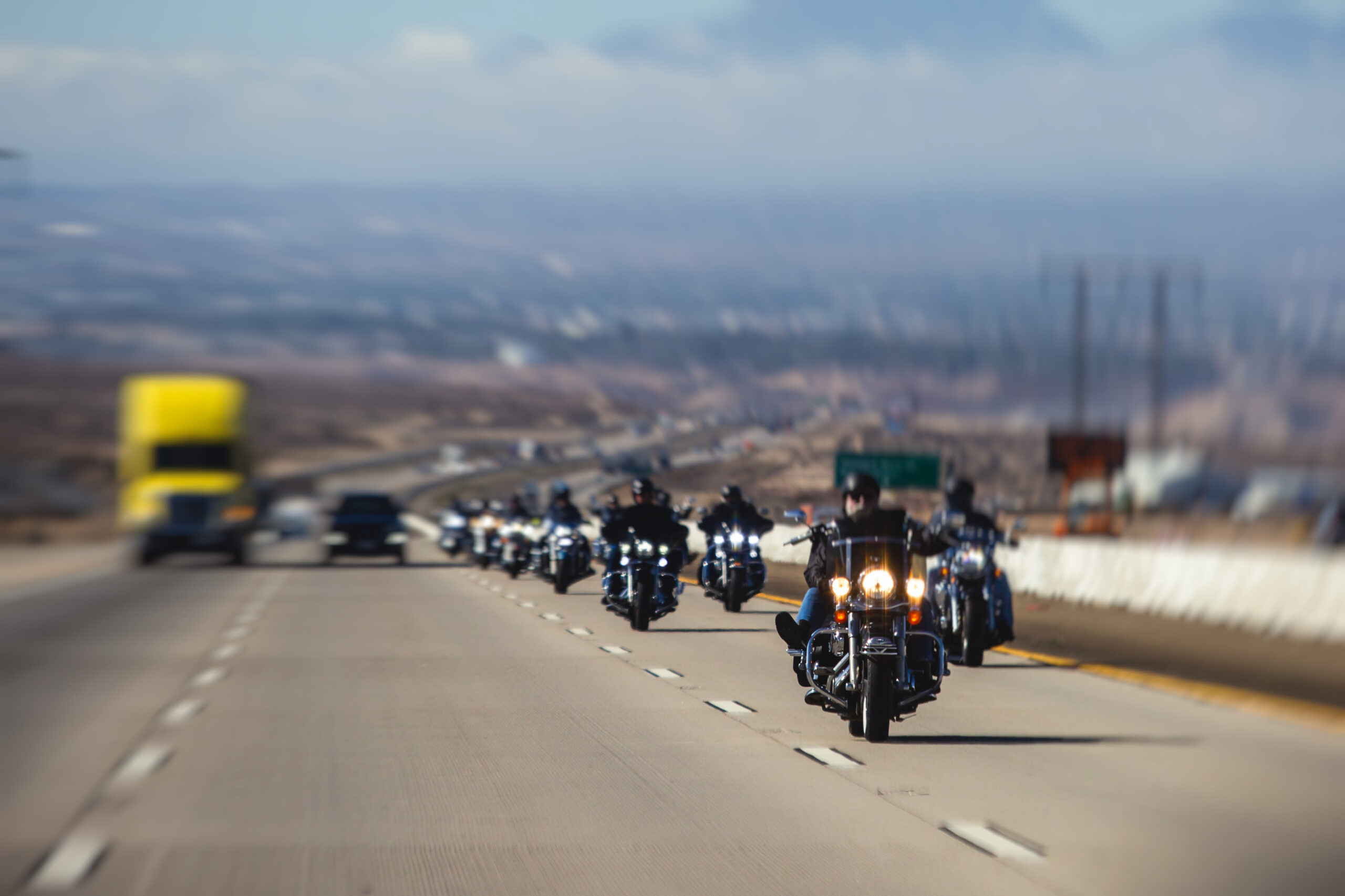 Motos em fileira na rodovia