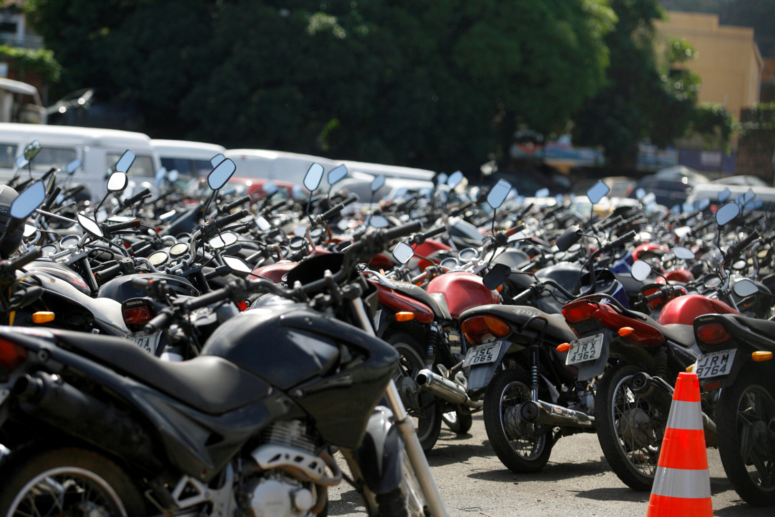 Motos em pátio de vendas